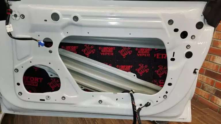 Tesla Model 3 двер 1