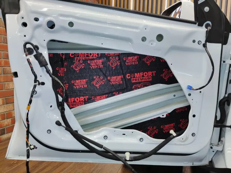 Tesla Model Y двер 2