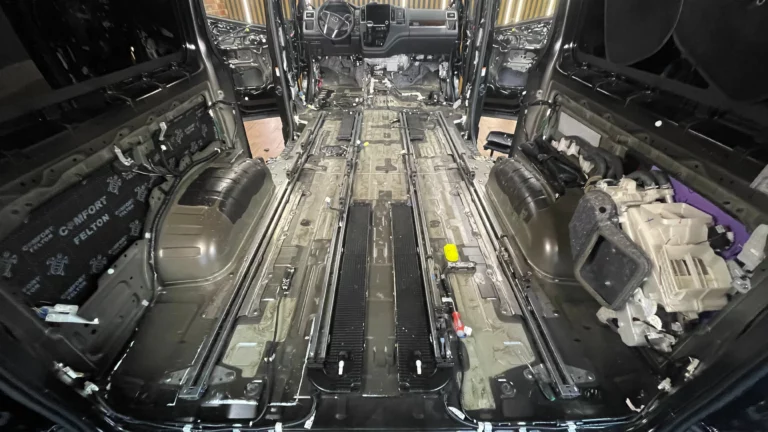 Шумоизоляция пола автомобиля Toyota
