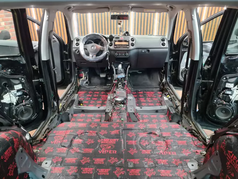 Volkswagen Tiguan пол 2