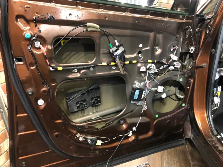 Шумоизоляция Toyota Venza двер 1