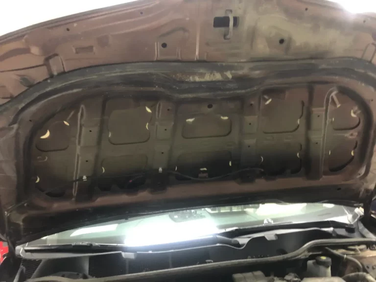 Шумоизоляция Toyota Venza капот 1